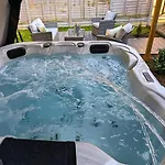 Eden Grove 2 Bed Retreat With Hot Tub Σπίτι διακοπών *