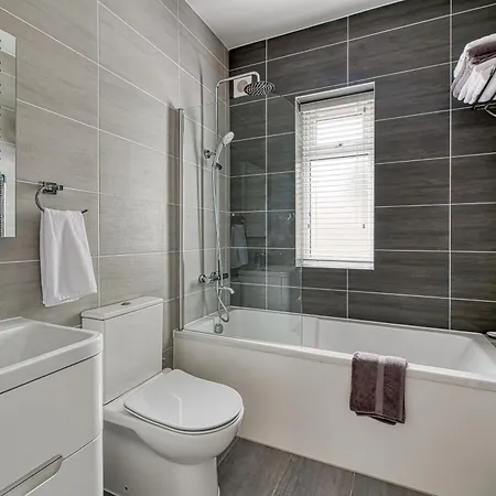 Tatil Evi Eden Grove 2 Bed Retreat With Hot Tub
