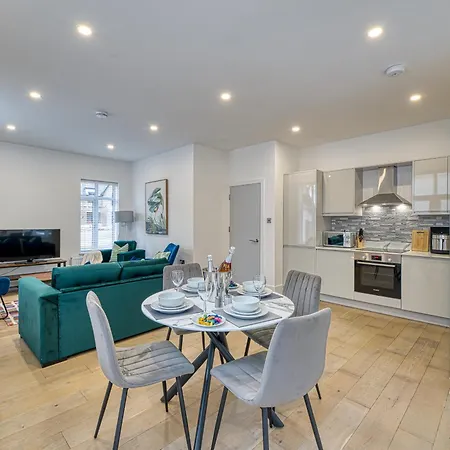 Eden Grove 2 Bed Retreat With Hot Tub
