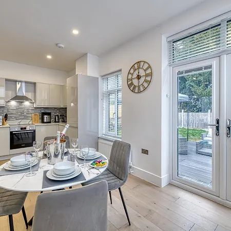 Eden Grove 2 Bed Retreat With Hot Tub Сasa de vacaciones