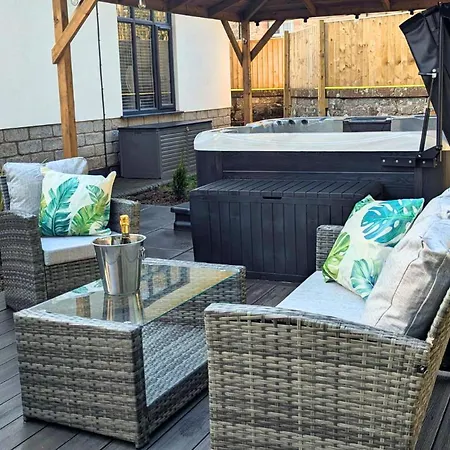 Eden Grove 2 Bed Retreat With Hot Tub Сasa de vacaciones