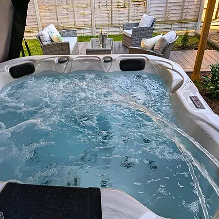 Eden Grove 2 Bed Retreat With Hot Tub بيت للعطل *